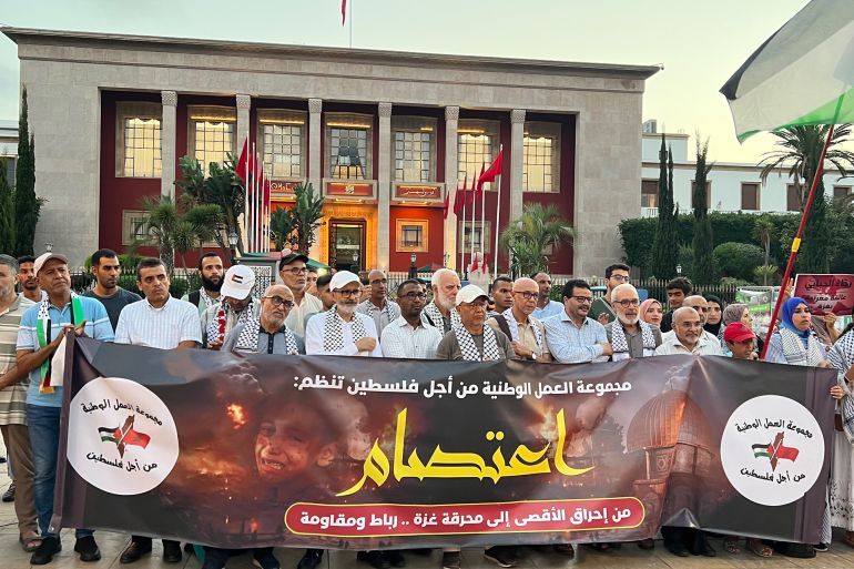 معتصمون امام مبنى البرلمان بالعاصمة الرباط
