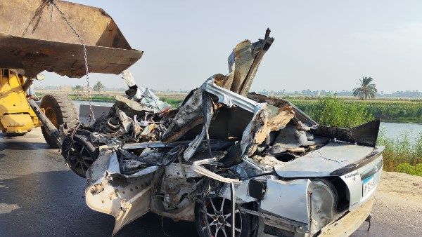 3 جثث ومصاب .. رفع آثار حادث تصادم سيارتين في أسيوط.. صور 3 جثث ومصاب .. رفع آثار حادث تصادم سيارتين في أسيوط.. صور