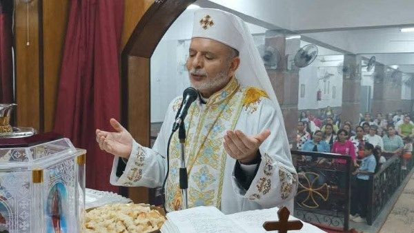 الأنبا بولا يترأس قداس عيد العذراء بكنيستها بالقنطرة غرب الأنبا بولا يترأس قداس عيد العذراء بكنيستها بالقنطرة غرب