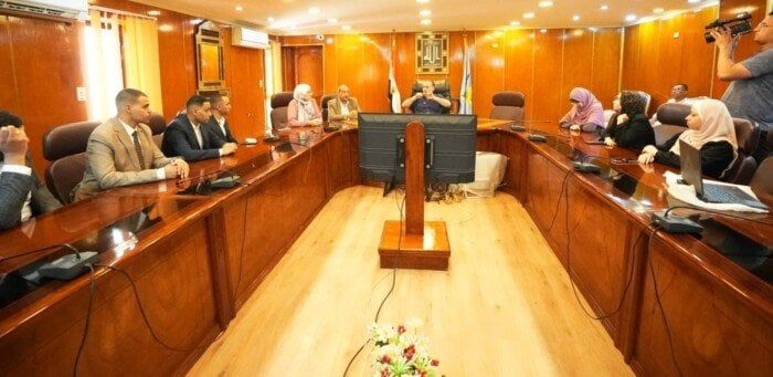 محافظ أسيوط يلتقي خريجي كلية الهندسة ويؤكد دعمه لتحويل ابتكاراتهم إلى مشروعات تنموية محافظ أسيوط يلتقي خريجي كلية الهندسة ويؤكد دعمه لتحويل ابتكاراتهم إلى مشروعات تنموية
