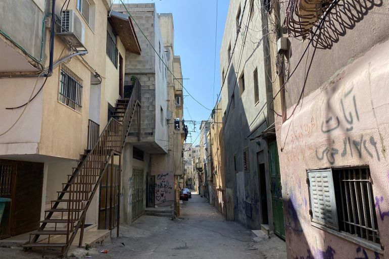 1-أسيل جندي، مخيم الدهيشة، بيت لحم، أزقة المخيم المؤدية لمنزل اللاجئة خضرة رمضان(الجزيرة نت)