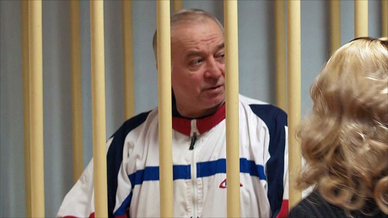 epa06584601 A photo dated 09 August 2006 shows Sergei Skripal talking from a defendants cage to his lawyer during a hearing at the Moscow District Military Court in Moscow, Russia (issued 06 March 2018). Sergei Skripal, a former Russian intelligence officer, who had been sentenced to 13 years in prison on charges of spying for the the United Kingdom and later in 2010 was exchanged in a spy swap, and a woman were found unconscious on a bench in Salisbury shopping mall in the UK. EPA-EFE/YURY SENATOROV RUSSIA OUT / BEST QUALITY AVAILABLE