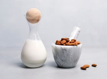 حليب اللوز (آيستوك)
