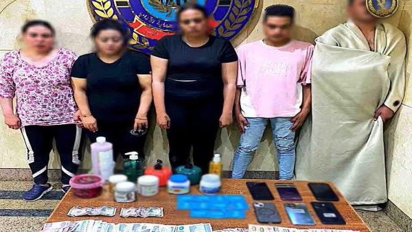 القبض على 3 سيدات وشخصين يمارسون الرذيلة في ناد صحى بالشيخ زايد القبض على 3 سيدات وشخصين يمارسون الرذيلة في ناد صحى بالشيخ زايد