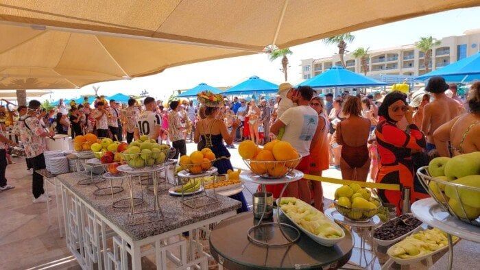 انطلاق مهرجان الفواكة على شاطئ الغردقة وسط إقبال كبير من السياح انطلاق مهرجان الفواكة على شاطئ الغردقة وسط إقبال كبير من السياح