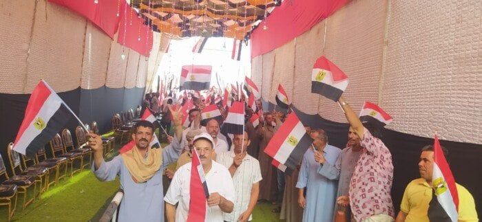 رافعين الأعلام.. إقبال من المواطنين بالإسماعيلية على التصويت في جولة الإعادة بانتخابات الشيوخ رافعين الأعلام.. إقبال من المواطنين بالإسماعيلية على التصويت في جولة الإعادة بانتخابات الشيوخ