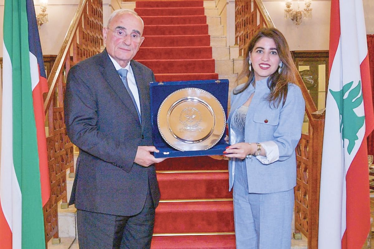 وزير الدفاع يقدّم الدرع إلى العضم