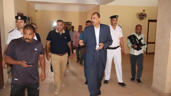 محافظ سوهاج يتفقد قرية “البربا” بجرجا ويوجّه بإحالة عدد من المسئولين للتحقيق محافظ سوهاج يتفقد قرية “البربا” بجرجا ويوجّه بإحالة عدد من المسئولين للتحقيق