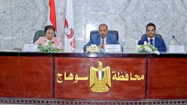 محافظ سوهاج ونائب وزير الصحة يعقدان الاجتماع الدوري للمجلس الإقليمي للسكان محافظ سوهاج ونائب وزير الصحة يعقدان الاجتماع الدوري للمجلس الإقليمي للسكان