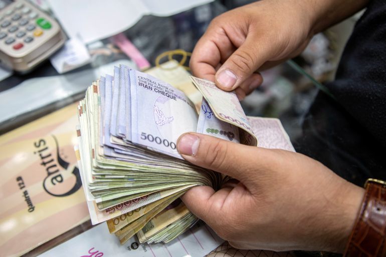 REFILE - CORRECTING TYPO A salesman counts money in Tajrish Bazaar, Tehran, Iran August 1, 2019. Nazanin Tabatabaee/WANA (West Asia News Agency) via REUTERS ATTENTION EDITORS - THIS IMAGE HAS BEEN SUPPLIED BY A THIRD PARTY