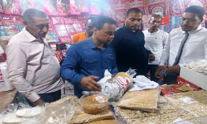 ضبط 443 كيلو أغذية فاسدة وغلق محال مخالفة في حملات بأسوان ضبط 443 كيلو أغذية فاسدة وغلق محال مخالفة في حملات بأسوان
