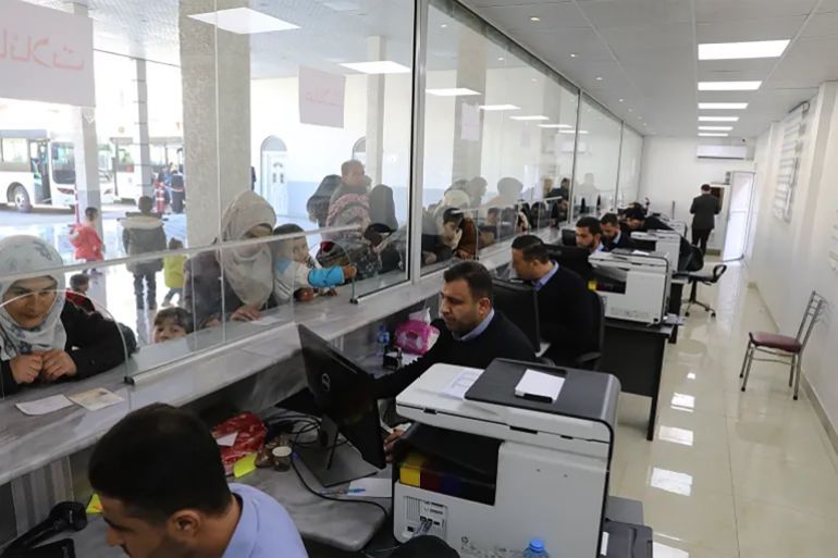 1- سوريا - معبر باب الهوى- سوريون ينظمون أوراق عبورهم من تركيا إلى الأراضي السورية من خلال معبر باب الهوى
