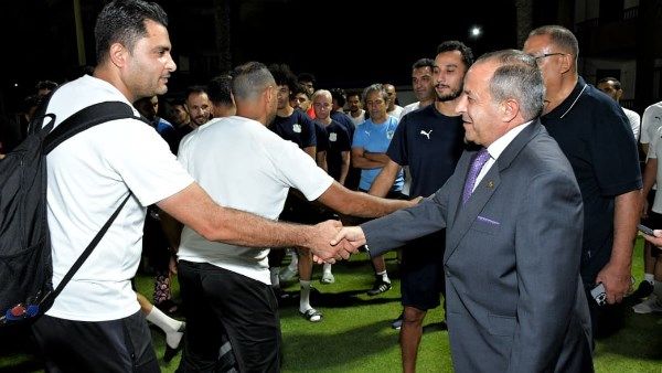 محافظ بورسعيد يزور فريق المصري ويطالب اللاعبين بالعودة للانتصارات محافظ بورسعيد يزور فريق المصري ويطالب اللاعبين بالعودة للانتصارات