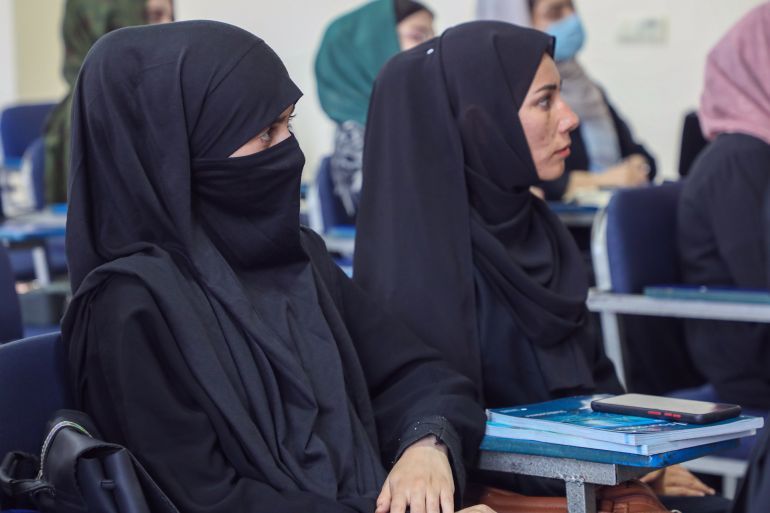 طالبات أفغانيات يشاركن في دورة تعليم اللغة الإنجليزية داخل أحد الدورات في كابل مصدر الصور: صفحات رسمية لجامعات أفغانية