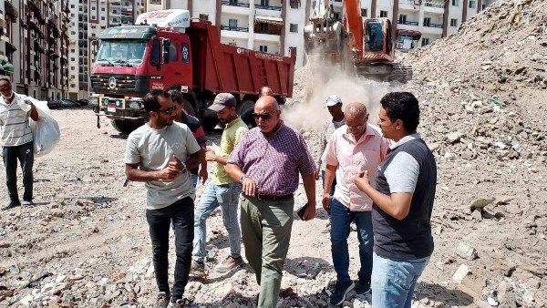 بورسعيد .. بدء اعمال رفع أكوام الردش فى شارع الصباح بحي المناخ بورسعيد .. بدء اعمال رفع أكوام الردش فى شارع الصباح بحي المناخ