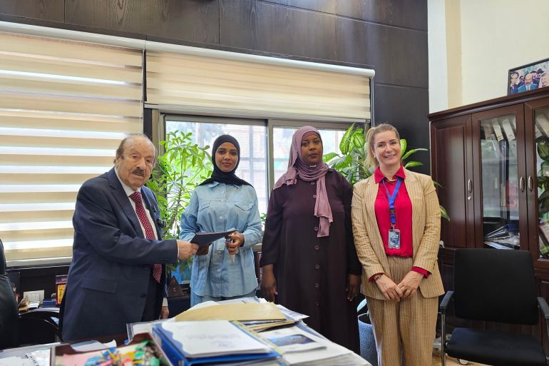صور من المكتب (التعليق) تسليم الطالبة نعيمة موسى منحة دراسية
