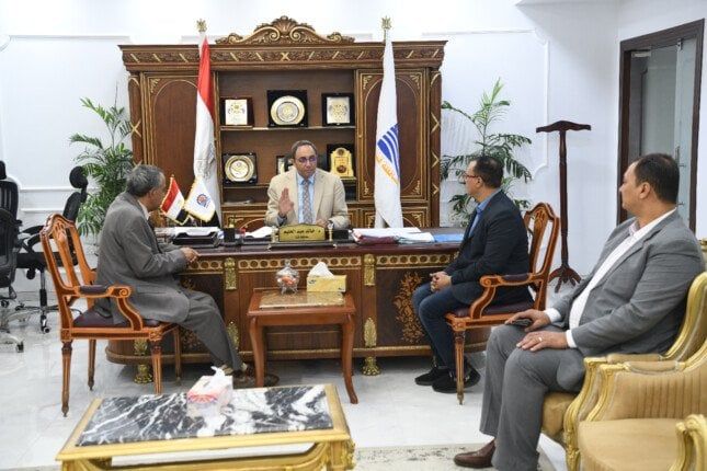 محافظ قنا يبحث تطوير مراكز الشباب والمنشآت الرياضية محافظ قنا يبحث تطوير مراكز الشباب والمنشآت الرياضية