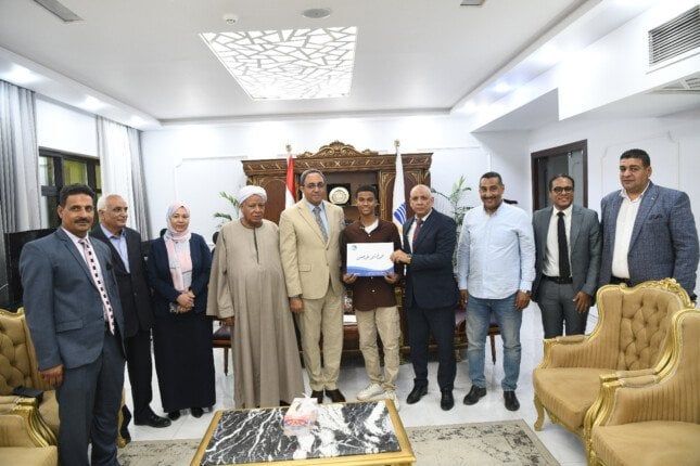 محافظ قنا يسلم عقود عمل لأوائل خريجي مدرسة مياه الشرب والصرف الصحي محافظ قنا يسلم عقود عمل لأوائل خريجي مدرسة مياه الشرب والصرف الصحي