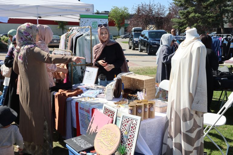 السيدة نرمين العشي وابنتها، رائدة أعمال ناشئة من أصول فلسطينية، تشاركان بمنتجات فلسطينية