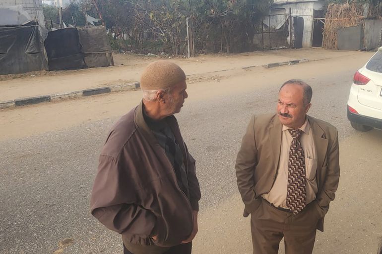 رئيس بلدية دير البلح خلال جولة متابعة في المدينة (الجزيرة