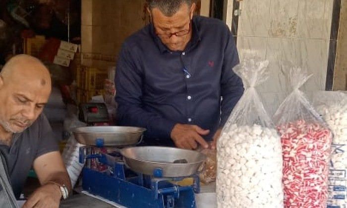 ضبط كميات كببرة من الحلويات والسلع مجهولة المصدر بكفر الشيخ ضبط كميات كببرة من الحلويات والسلع مجهولة المصدر بكفر الشيخ