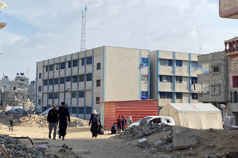 مدرسة تابعة لأونروا في مدينة خان يونس تحولت ومئات غيرها لمراكز إيواء للنازحين
