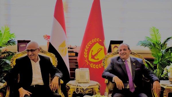 على هامش تقديم العزاء فى مدير إدارة بورفؤاد محافظ بورسعيد يستقبل محافظ شمال سيناء على هامش تقديم العزاء فى مدير إدارة بورفؤاد محافظ بورسعيد يستقبل محافظ شمال سيناء