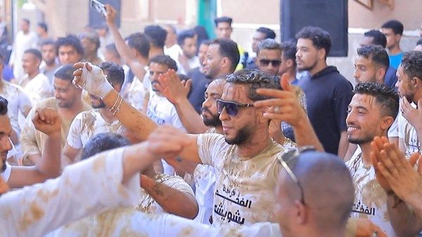 طقوس غريبة في إسنا.. استحمام العريس بالحناء وسط الزغاريد والأغاني الشعبية بالأقصر.. شاهد طقوس غريبة في إسنا.. استحمام العريس بالحناء وسط الزغاريد والأغاني الشعبية بالأقصر.. شاهد