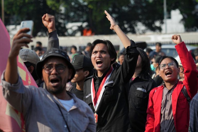 Protesters shout slogans during a protest, against lavish allowances given to parliament members, outside the parliament in Jakarta, Indonesia, Monday, Sept. 1, 2025. (AP Photo/Achmad Ibrahim)