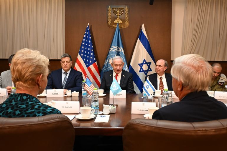 التقى رئيس الوزراء الإسرائيلي بنيامين نتنياهو في القدس السيناتور الأميركي ليندسي غراهام، إلى جانب سيندي ماكين المديرة التنفيذية لبرنامج الأغذية العالمي، جاء اللقاء في سياق الاتصالات المستمرة بين تل أبيب وواشنطن، بشأن مستقبل غزة مكتب الصحافة الحكومي