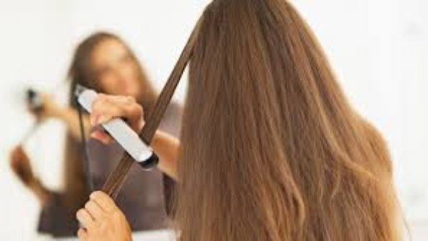 مكواة الشعر تطلق مواد سامة وتهدد صحتك دون أن تدري