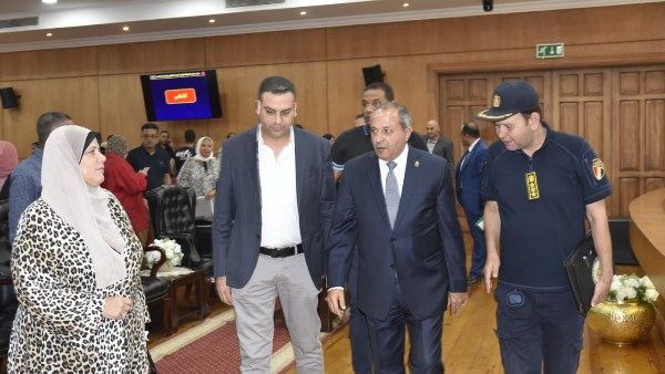 محافظ بورسعيد يستعرض استعدادات الأجهزة التنفيذية لمجابهة الأزمات والكوارث محافظ بورسعيد يستعرض استعدادات الأجهزة التنفيذية لمجابهة الأزمات والكوارث