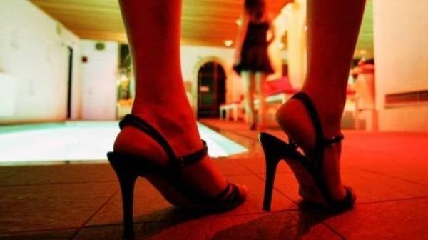 حبس المتهمة بإدارة مسكنها في ممارسة الأعمال المنافية للآداب بالتجمع