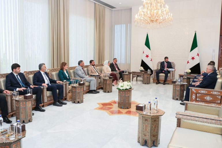 الرئيس السوري أحمد الشرع يتسلّم النسخة النهائية من النظام الانتخابي المؤقت لمجلس الشعب