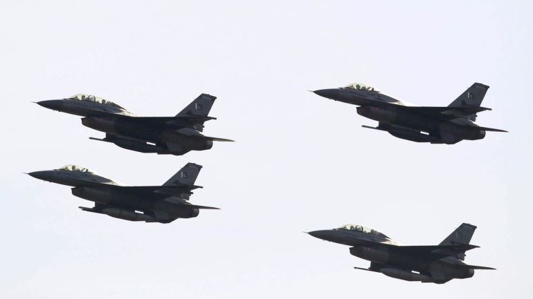 Pakistani F-16 fighter jets fly past during the Pakistan Day military parade in Islamabad, Pakistan, March 23, 2016. REUTERS/Faisal Mahmood