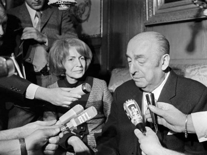 بابلو نيرودا وإلى جانبه زوجته وهو يتحدث إلى الصحافة خلال عمله سفيرا في فرنسا عام 1971