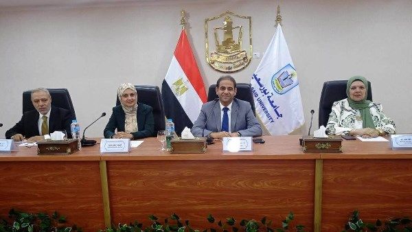 رئيس جامعة بورسعيد يهنئ الكليات الفائزة بجائزة التميز الحكومي الداخلي رئيس جامعة بورسعيد يهنئ الكليات الفائزة بجائزة التميز الحكومي الداخلي