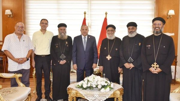 محافظ بورسعيد يستقبل وفدًا من الكنيسة للتهنئة بذكرى المولد النبوي الشريف محافظ بورسعيد يستقبل وفدًا من الكنيسة للتهنئة بذكرى المولد النبوي الشريف