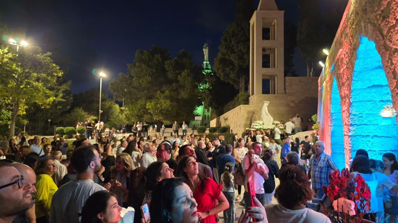 في باحة المغارة، وبدا البرج مضاء.
