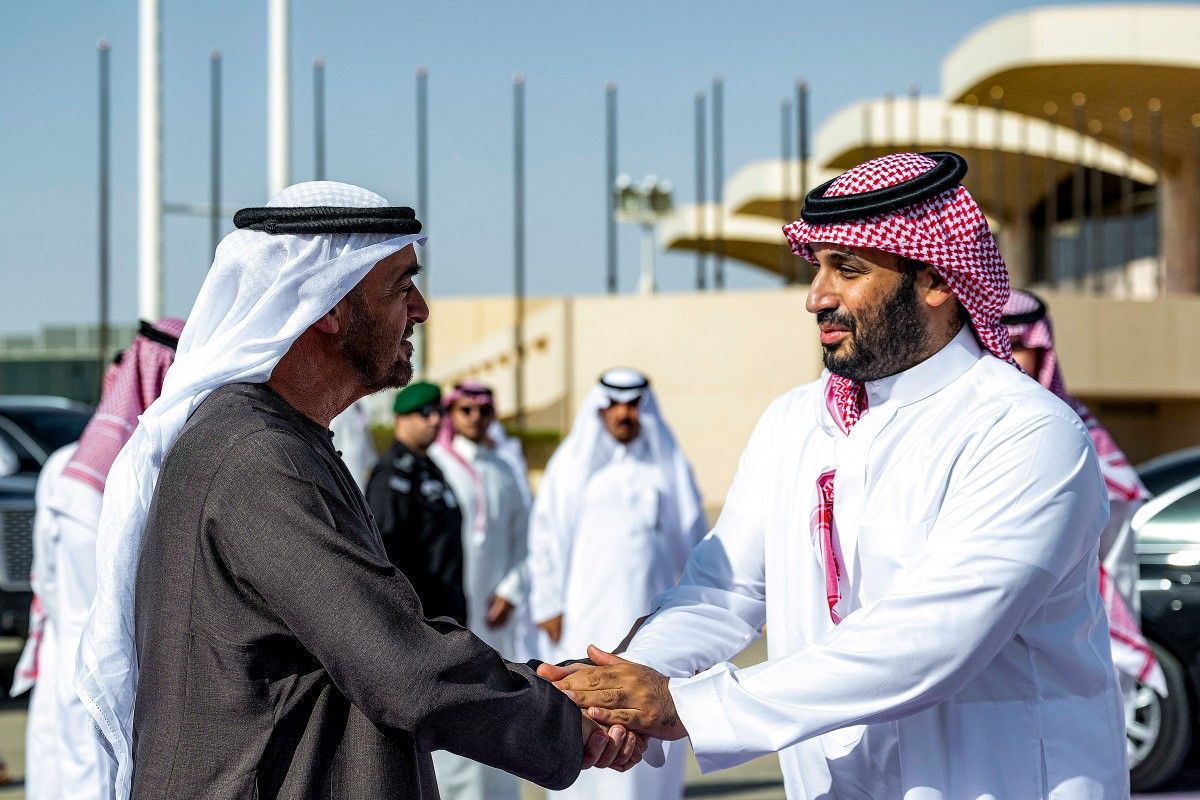 ولي العهد السعودي مستقبلاً الرئيس الإماراتي في الرياض (أ ف ب).