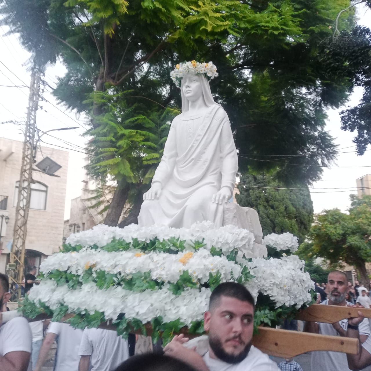 مجسّم للسيدة العذراء.