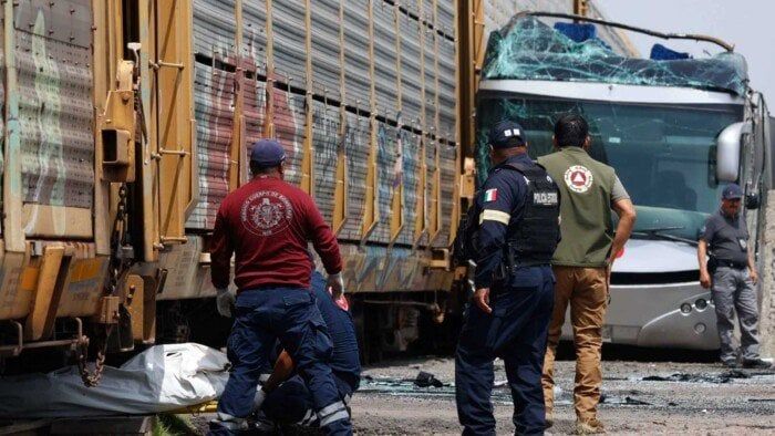 ارتفاع حصيلة ضحايا حادث اصطدام قطار بحافلة في المكسيك إلى 10 حالات وفاة |صور