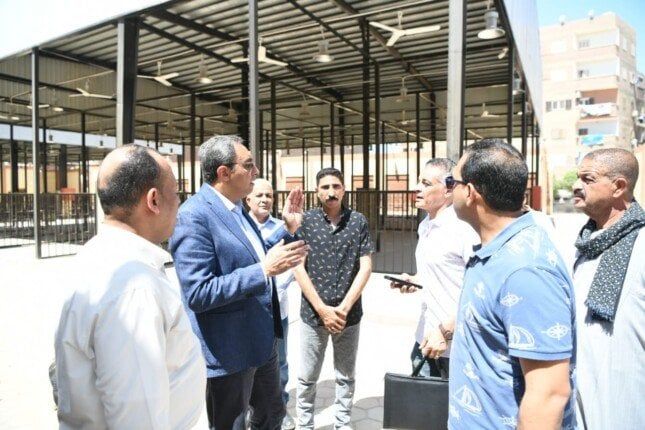 استجابة لشكاوى المواطنين.. محافظ قنا يفاجئ مركز ومدينة نجع حمادي لمتابعة أعمال النظافة والإشغالات