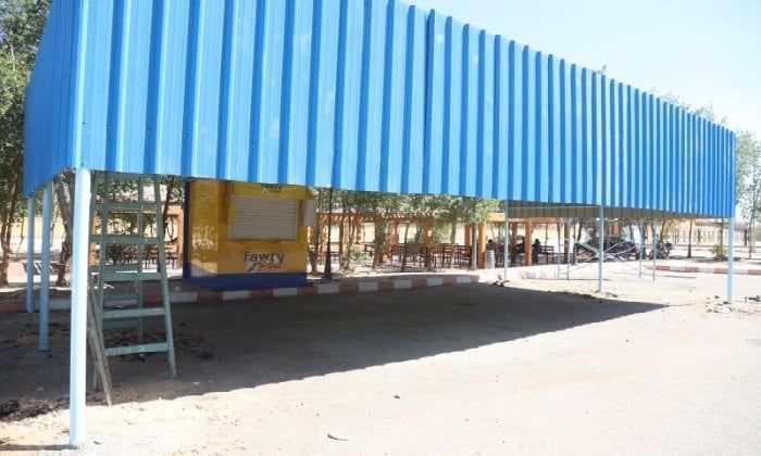 ​لتحسين تجربة المرضى.. جامعة جنوب الوادي تُركّب مظلات حديثة بمستشفاها الجامعي