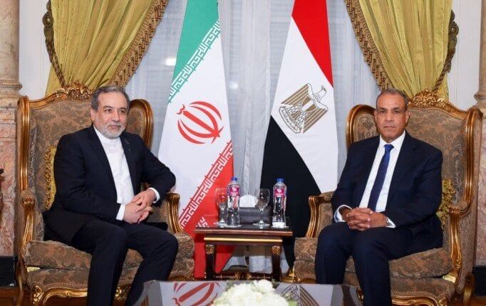 وزير الخارجية يستقبل «عراقجي» بالقاهرة لبحث تطورات الملف النووي الإيراني