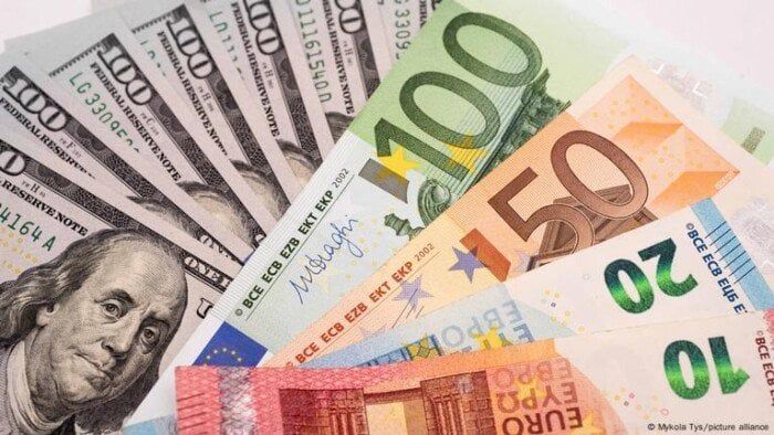 استقرار اليورو مع انهيار الحكومة الفرنسية واجتماع البنك المركزي الأوروبي
