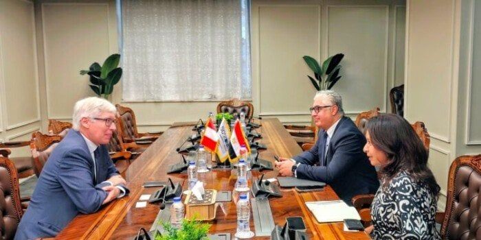 «اقتصادية قناة السويس» تعرض الفرص الاستثمارية أمام سفير بيرو في مصر