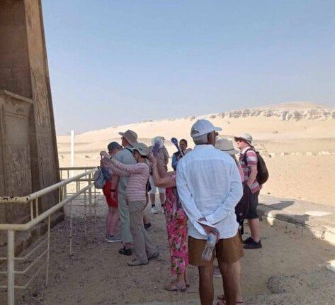 المنيا تفتح ذراعيها للعالم.. أفواج سياحية متعددة الجنسيات تزور تل العمارنة وتونا الجبل