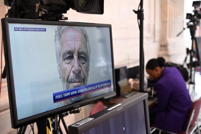 إعلان متلفز عن محاكمة جيفري إيبستين (أ ف ب)