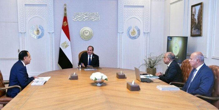 الرئيس السيسي يجتمع مع رئيس الوزراء ووزير الكهرباء لدعم وتطوير الشبكة القومية للكهرباء